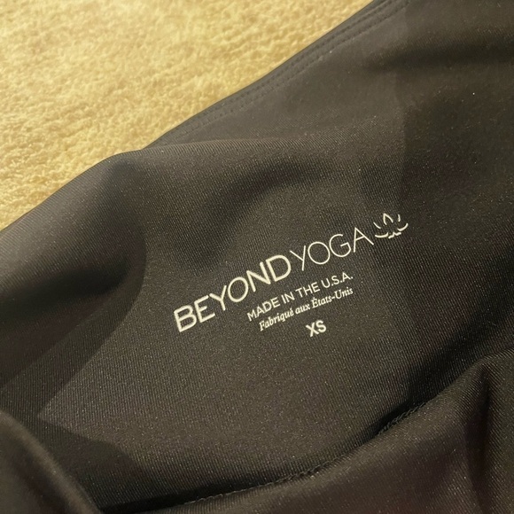 Pearlized Digital Wavelength High Waisted Midi Legging in Black
Beyond Yoga - Picture 3 of 4